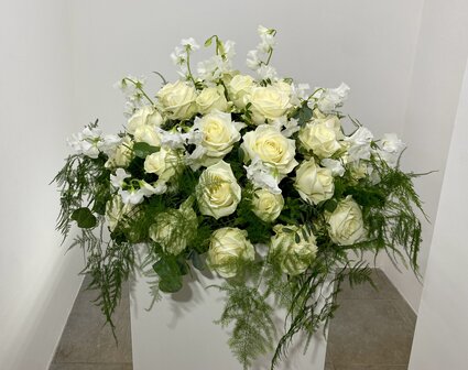 Rouwarrangement witte rozen